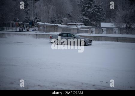 12-12-2022 Riga, Lettonie une voiture est garée dans un parking dans la neige. . Banque D'Images