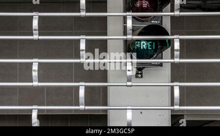 Portail en treillis devant l'entrée d'un parking souterrain, Berlin, Allemagne Banque D'Images