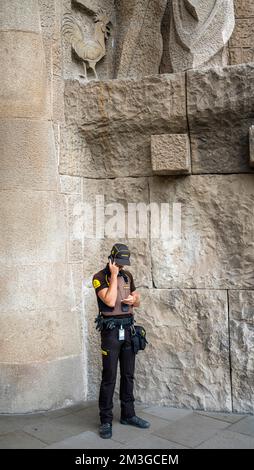 Officier de police en uniforme parlant sur son téléphone mobile de service, Barcelone, Catalogne, Espagne Banque D'Images