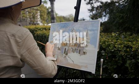 Une artiste féminine. Action.Une belle vue de la toile avec une merveilleuse image de l'architecture, qu'une femme tire très soigneusement, copie de l'ap Banque D'Images