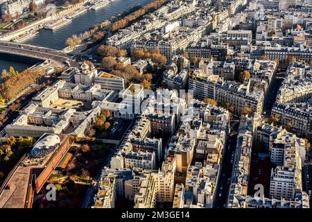 Vue panoramique de Paris depuis la Tour Eiffel. Belle vue sur la ligne d'horizon de Paris avec façades parisiennes typiques au centre. Photo de haute qualité Banque D'Images