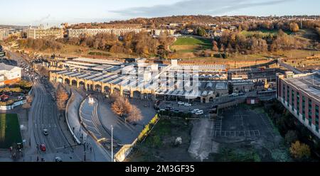 SHEFFIELD, ROYAUME-UNI - 7 DÉCEMBRE 2022. Vue aérienne de la façade extérieure de la gare de Sheffield au coucher du soleil Banque D'Images