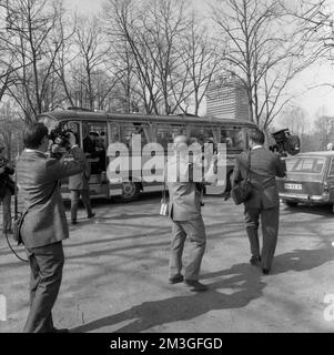 Les fonctionnaires du KPD, qui avaient voyagé du GDR, ont invité à une conférence de presse dans un autobus à Bonn le 8 février 1968 pour présenter leurs plans au Banque D'Images