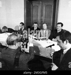 La première conférence de presse du cadre du KPD, a voyagé du GDR pour établir un nouveau parti communiste, qui est un peu plus tard connu sous le nom de Banque D'Images