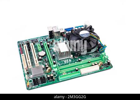 Installation d'une nouvelle mémoire RAM DDR pour un support de processeur d'ordinateur personnel dans un service. Réparation de mise à niveau. Concept de mise à niveau ou de réparation de PC. Isolé Banque D'Images