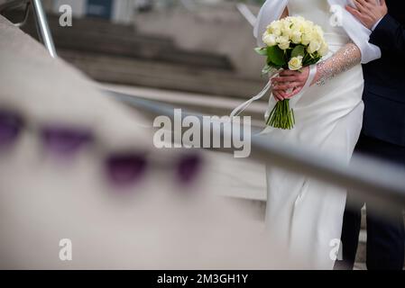 Photo de l'homme et de la femme avec l'anneau de mariage.Jeune couple marié tenant les mains, cérémonie de mariage jour. Les nouvelles mains de couple avec des anneaux de mariage. Banque D'Images