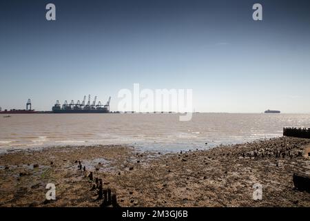 Image de paysage prise de harwick regardant à travers la mer au port de Felixstowe Banque D'Images