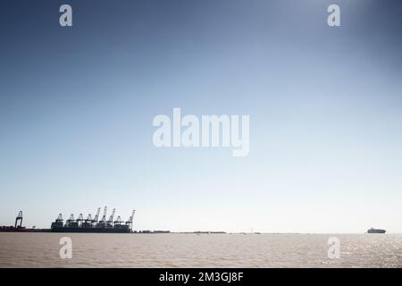 Image de paysage prise de harwick regardant à travers la mer au port de Felixstowe Banque D'Images