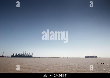 Image de paysage prise de harwick regardant à travers la mer au port de Felixstowe Banque D'Images