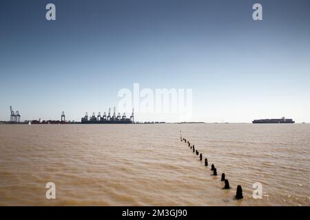 Image de paysage prise de harwick regardant à travers la mer au port de Felixstowe Banque D'Images