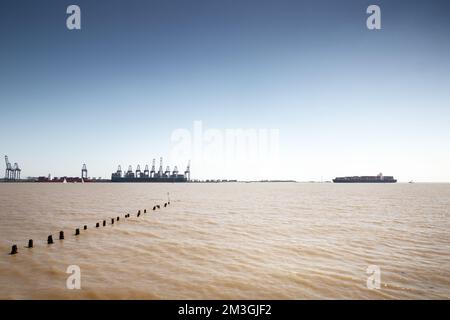 Image de paysage prise de harwick regardant à travers la mer au port de Felixstowe Banque D'Images