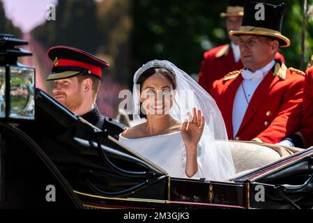 Meghan Markle et le prince Harry procession du chariot après le mariage royal à Windsor. Sur la longue marche. Duc et Duchesse de Cambridge. Robe de mariage Banque D'Images