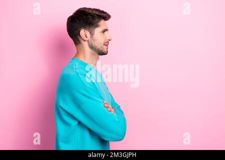 Photo portrait de jeune gars attrayant bras pliés shopping tenue escompte porter tendance vêtement bleu isolé sur fond de couleur rose Banque D'Images