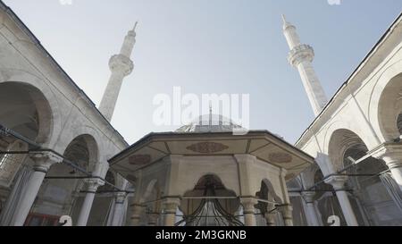 Turquie, Istanbul - 14 juillet 2022: Belle mosquée avec minarets comme monument historique. Action. Vue du bas de la cour de la mosquée avec l'imposant mina Banque D'Images