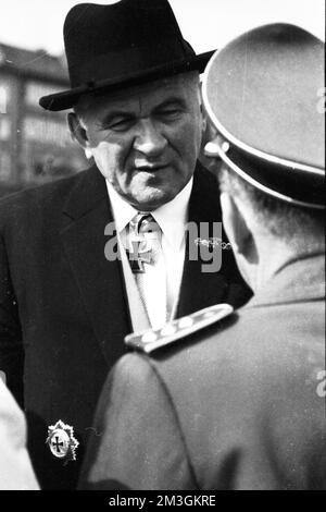 Les héros d'Hitler, les porte-Chevaliers de la Wehrmacht allemande, ici lors d'une réunion à Kassel en 1970, ont célébré leur rencontre avec des aînés Banque D'Images