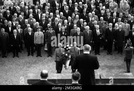 Les héros d'Hitler, les porte-Chevaliers de la Wehrmacht allemande, ici lors d'une réunion à Kassel en 1970, ont célébré leur rencontre avec des aînés Banque D'Images