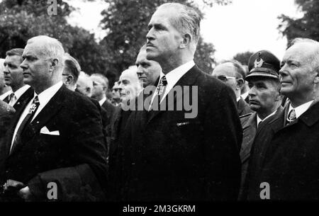 Les héros d'Hitler, les porte-Chevaliers de la Wehrmacht allemande, ici lors d'une réunion à Kassel en 1970, ont célébré leur rencontre avec des aînés Banque D'Images