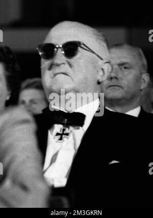 Les héros d'Hitler, les porte-Chevaliers de la Wehrmacht allemande, ici lors d'une réunion à Kassel en 1970, ont célébré leur rencontre avec des aînés Banque D'Images