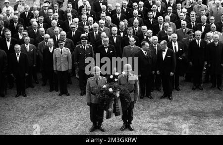 Les héros d'Hitler, les porte-Chevaliers de la Wehrmacht allemande, ici lors d'une réunion à Kassel en 1970, ont célébré leur rencontre avec des aînés Banque D'Images