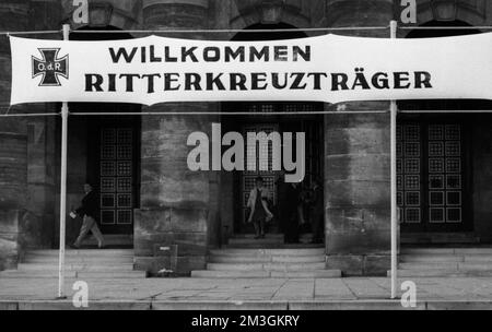 Les héros d'Hitler, les porte-Chevaliers de la Wehrmacht allemande, ici lors d'une réunion à Kassel en 1970, ont célébré leur rencontre avec des aînés Banque D'Images