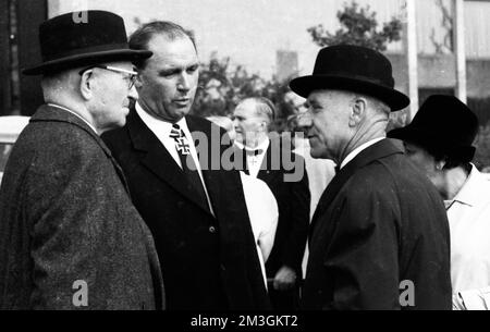 Les héros d'Hitler, les porte-Chevaliers de la Wehrmacht allemande, ici lors d'une réunion à Kassel en 1970, ont célébré leur rencontre avec des aînés Banque D'Images