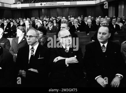 Les héros d'Hitler, les porte-Chevaliers de la Wehrmacht allemande, ici lors d'une réunion à Kassel en 1970, ont célébré leur rencontre avec des aînés Banque D'Images