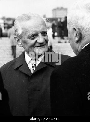 Les héros d'Hitler, les porte-Chevaliers de la Wehrmacht allemande, ici lors d'une réunion à Kassel en 1970, ont célébré leur rencontre avec des aînés Banque D'Images