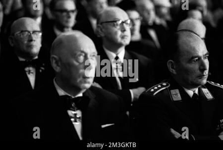 Les héros d'Hitler, les porte-Chevaliers de la Wehrmacht allemande, ici lors d'une réunion à Kassel en 1970, ont célébré leur rencontre avec des aînés Banque D'Images