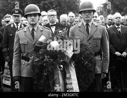 Les héros d'Hitler, les porte-Chevaliers de la Wehrmacht allemande, ici lors d'une réunion à Kassel en 1970, ont célébré leur rencontre avec des aînés Banque D'Images