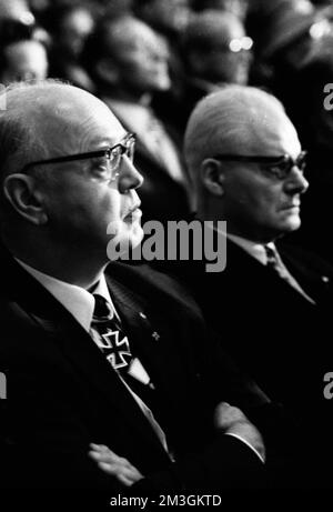 Les héros d'Hitler, les porte-Chevaliers de la Wehrmacht allemande, ici lors d'une réunion à Kassel en 1970, ont célébré leur rencontre avec des aînés Banque D'Images