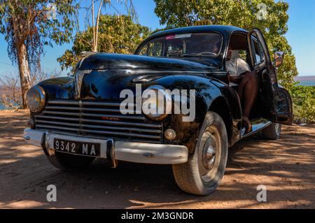 Oldtimer Peugeot 203 à Mahajanga, Madagascar Banque D'Images