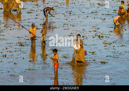 Les locaux pêchent dans un lac peu profond, réserve spéciale d'Ankarana, Madagascar Banque D'Images