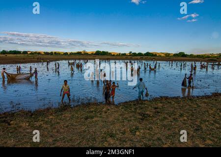 Les locaux pêchent dans un lac peu profond, réserve spéciale d'Ankarana, Madagascar Banque D'Images