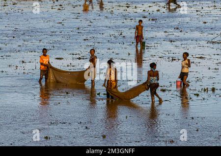 Les locaux pêchent dans un lac peu profond, réserve spéciale d'Ankarana, Madagascar Banque D'Images