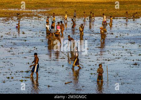 Les locaux pêchent dans un lac peu profond, réserve spéciale d'Ankarana, Madagascar Banque D'Images