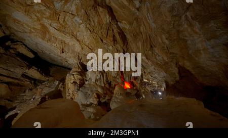 Une grande grotte en pierre. Action.Un donjon gris avec des pierres énormes à l'intérieur et une faible lumière. 4K images de haute qualité Banque D'Images