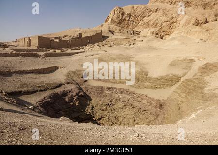 La grande fosse près de Deir el-Médineh, village près de la Vallée des Rois, rive ouest du Nil, Louxor, Egypte Banque D'Images