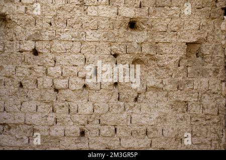 Mue-briques au temple de Ptolemaic, Deir el-Medina, village ouvrier près de la Vallée des Rois, rive ouest du Nil, Louxor, Egypte Banque D'Images