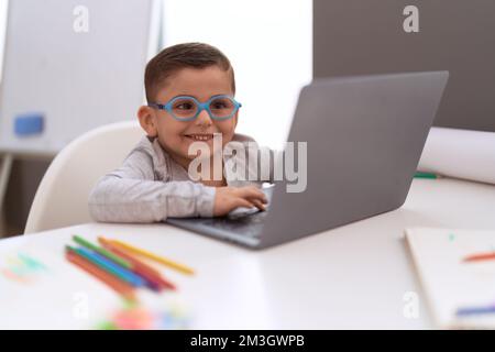 Adorable élève hispanique pour tout-petit étudiant utilisant un ordinateur portable étudiant en classe Banque D'Images