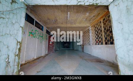 Couloir du bâtiment abandonné. Action. Ancien bâtiment en ruines avec couloir et lampe clignotante. Bâtiment abandonné avec hall. Banque D'Images