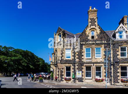 L'hôtel Victoria de Bamburgh, un village côtier de Northumberland sur la côte nord-est de l'Angleterre, les clients buvant dehors lors d'une journée ensoleillée Banque D'Images