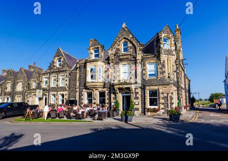 L'hôtel Victoria de Bamburgh, un village côtier de Northumberland sur la côte nord-est de l'Angleterre, les clients buvant dehors lors d'une journée ensoleillée Banque D'Images