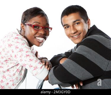 Étudiants adolescents : visages amicaux, sourires éclatants de la part d'un couple d'amis divers et jeunes qui regardent vers l'appareil photo. À partir d'une série d'images. Banque D'Images