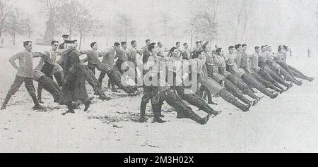 Les soldats du Bataillon 9th London Regiment (Queen Victoria's Rifles) s'entraîner à Hyde Park à Londres. Photo de 1915. Banque D'Images