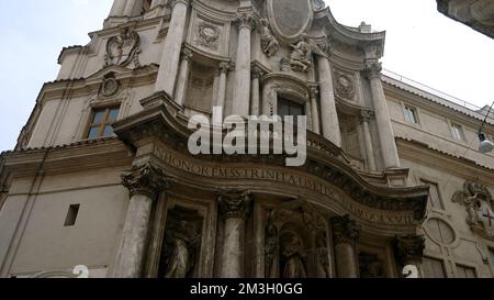 Monument italien, Rome -27 août,2022: Action.Sant'Agnese à Agon en pierre blanche avec sculptures décorées avec un ciel blanc. Haute qualité 4K FO Banque D'Images