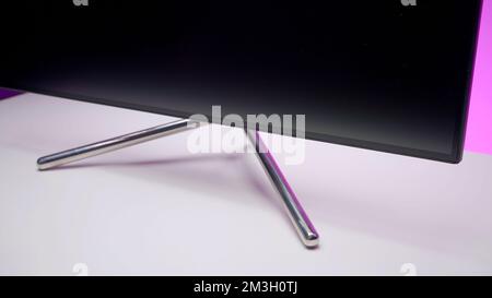 Partie de l'écran de l'ordinateur portable ou de la télévision. Action. Ordinateur ou moniteur posé sur une surface de table blanche Banque D'Images