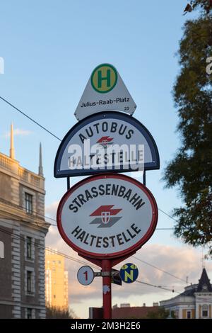 Panneau d'arrêt de bus et de tramway, Vienne, Autriche Banque D'Images