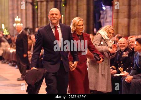 Mike et Zara Tindall arrivent pour le service Carol « Together at Christmas » à l'abbaye de Westminster à Londres. Date de la photo: Jeudi 15 décembre 2022. Banque D'Images