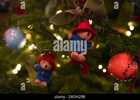 L'ours Paddington est décoré sur un arbre de Noël devant le service Carol « Together at Christmas » à l'abbaye de Westminster à Londres. Date de la photo: Jeudi 15 décembre 2022. Banque D'Images