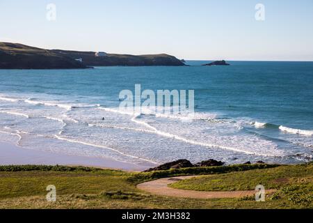 Newquay,Cornwall,15th décembre 2022, les gens appréciant le soleil glorieux lors d'une belle journée ensoleillée mais très froide à Fistral Beach, Cornwall. La plage est célèbre car les gens voyagent de tout le pays pour monter sur les célèbres vagues avec de grandes conditions de surf.Credit: Keith Larby/Alay Live News Banque D'Images